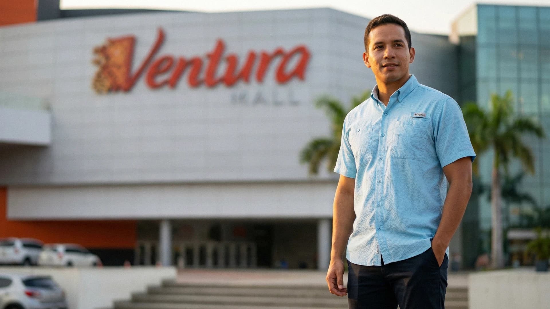 Hombre vistiendo ropa casual premium frente a mall moderno en Santa Cruz